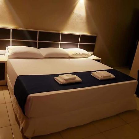 Hotel Llamosas Ciudad del Este Esterno foto
