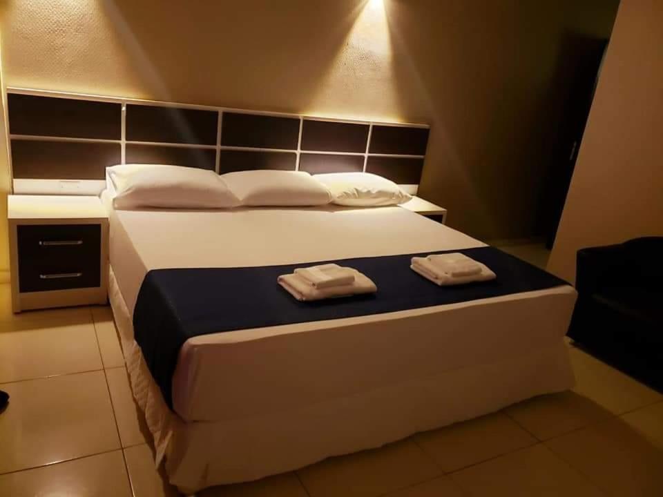 Hotel Llamosas Ciudad del Este Esterno foto