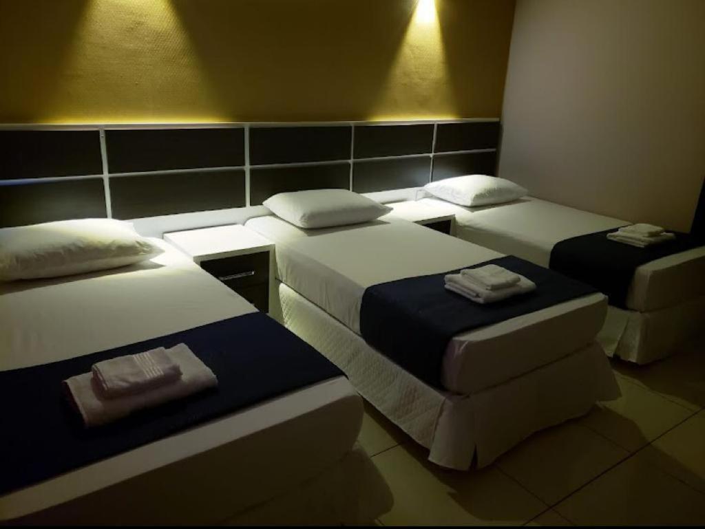 Hotel Llamosas Ciudad del Este Esterno foto
